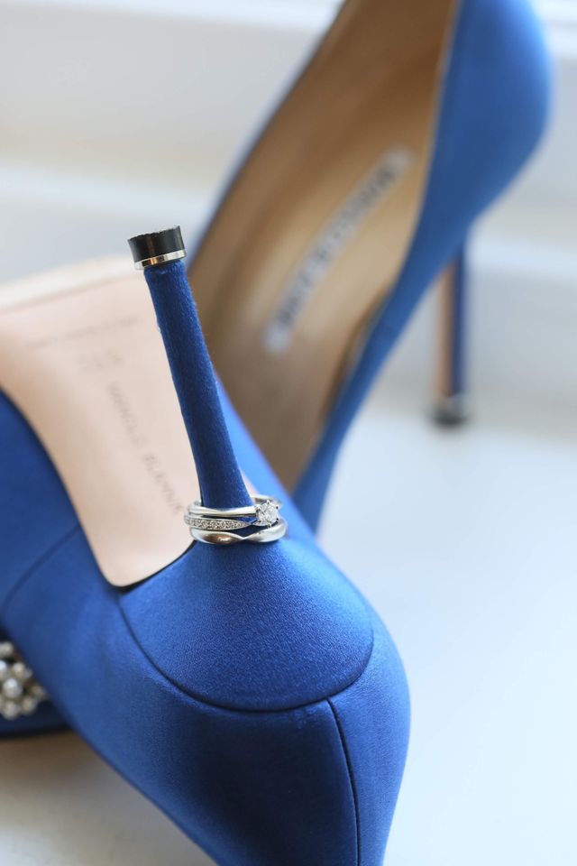 結婚式で着用したパンプスと指輪の写真です