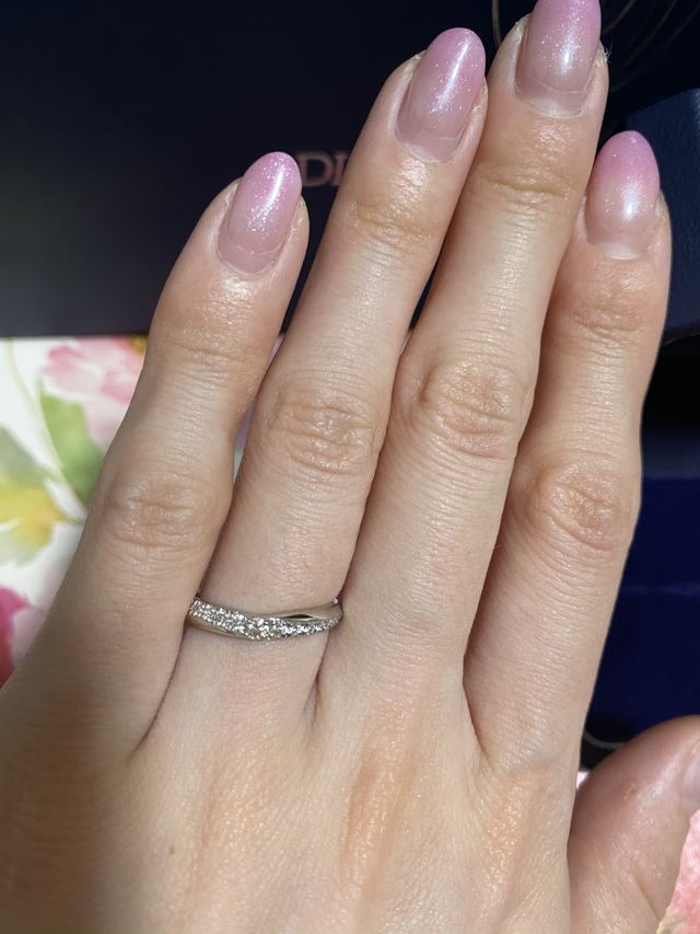 真ん中に大きなダイヤがさりげなく入っています