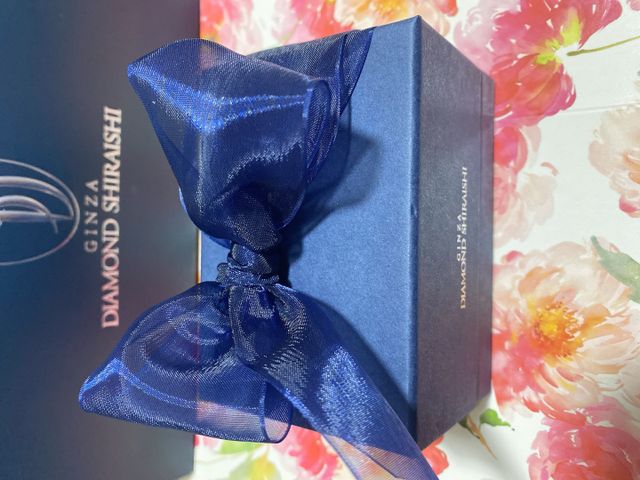 ブルーのリボンと箱で素敵です