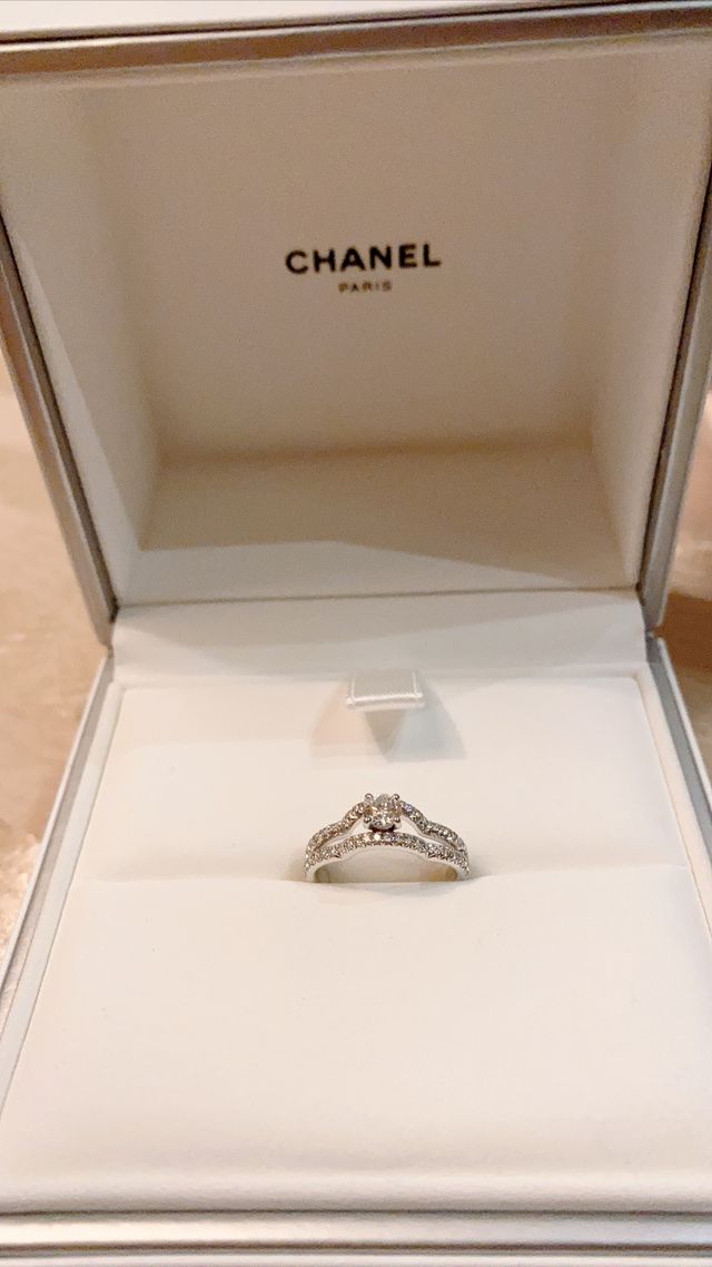 開けた瞬間からキラキラと輝いていてカメリアの形でオシャレです