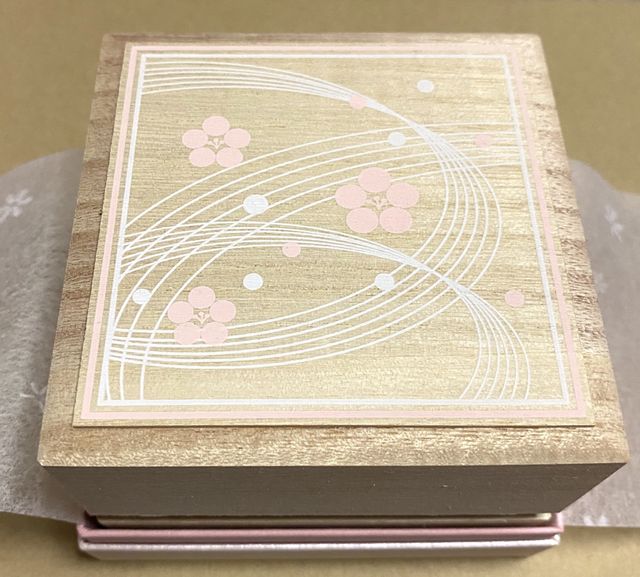 お祝いの席用に桐箱も頂きました