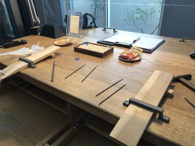 作成場所は綺麗なテーブルで、工具も引き出しに入っており、安全