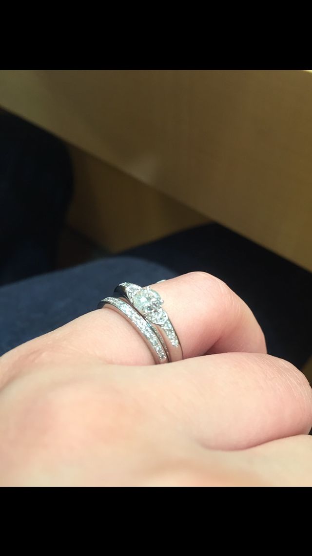 上がミルキーウェイ。天の川のようにメレダイヤが輝きます。