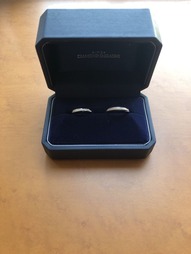 女性用にはウェーブ型にダイヤモンド、男性用は艶消し。