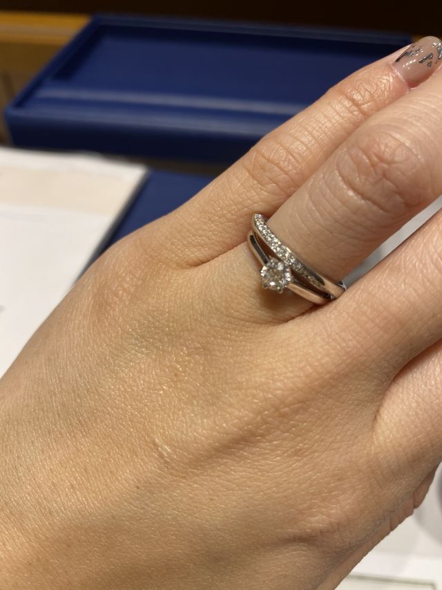 婚約指輪と重ね付けです。