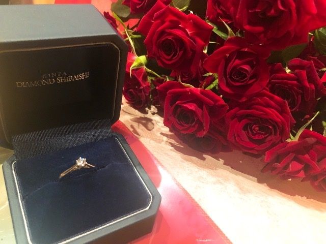 彼にもらった薔薇の花束といっしょに記念撮影。