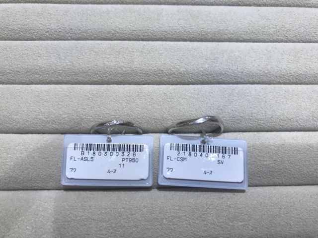 女性用はダイヤが真ん中に3石、男性用ウェーブがかったデザイン