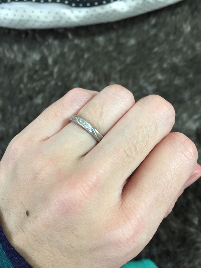 細みでさりげなくダイヤが入っていてシンプル