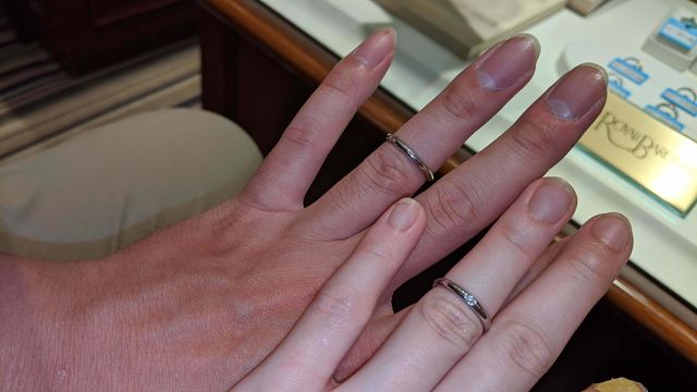 サイズが小さいため途中までの試着です。