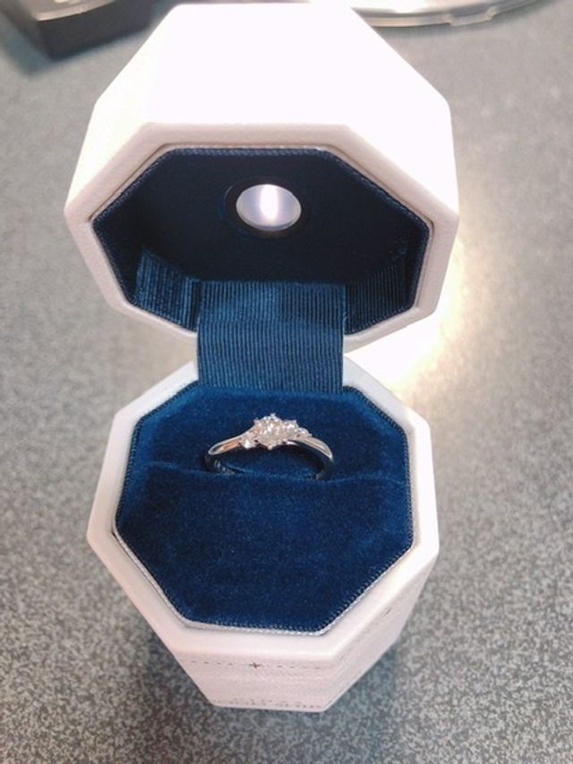 ダイヤモンドを拡大して見れるケースに入ってます