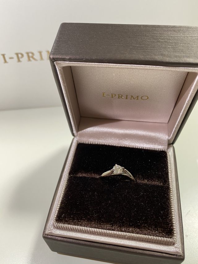 台座が4爪でありダイアモンドが浮いて固定されている