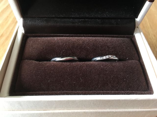 ダイヤが斜めに入ってるデザイン。