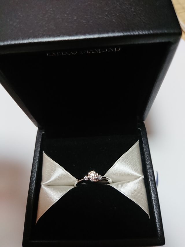 サイドに1つずつエレメダイヤがついたものです。