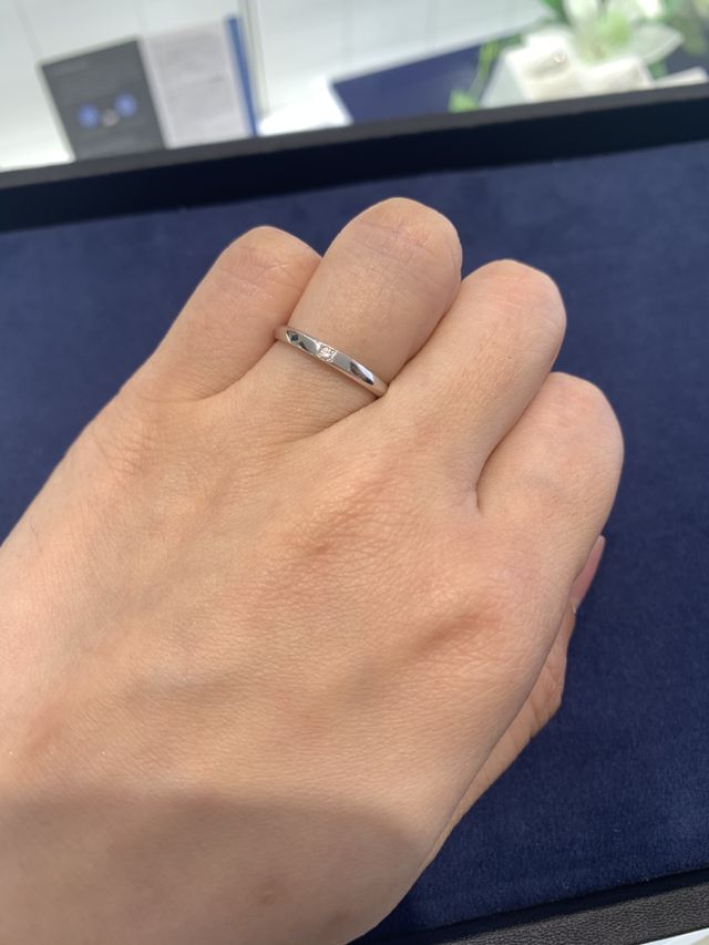 1石。カジュアルな印象になるスクエアのデザイン