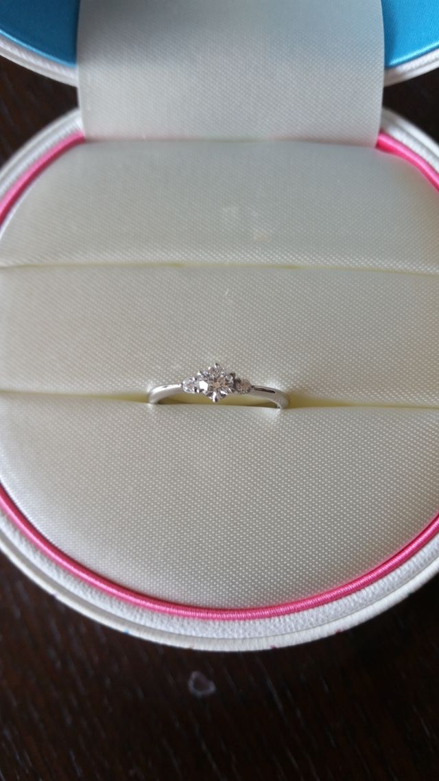 真ん中に大きなダイヤ、両サイドに小粒のダイヤがついています。