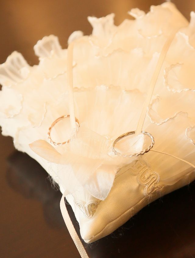 結婚式.リングピローの上