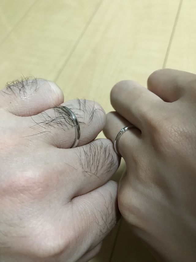 シンプルなデザインの指輪で、夫婦共々満足です。