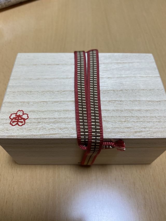 ボックスを閉じた状態です。真田紐で閉じてあるそうです。