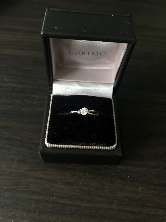 婚約指輪です
線をピンクゴールドで横が開いているデザインです