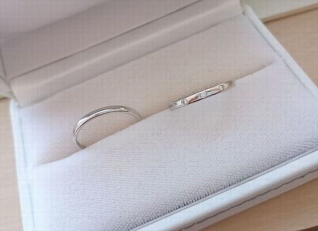 シンプルなシルエットに、ダイヤモンドが3個並んでます。