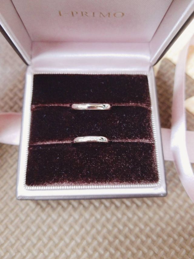 石は５個埋め。派手すぎずに品がある落ち着いた雰囲気