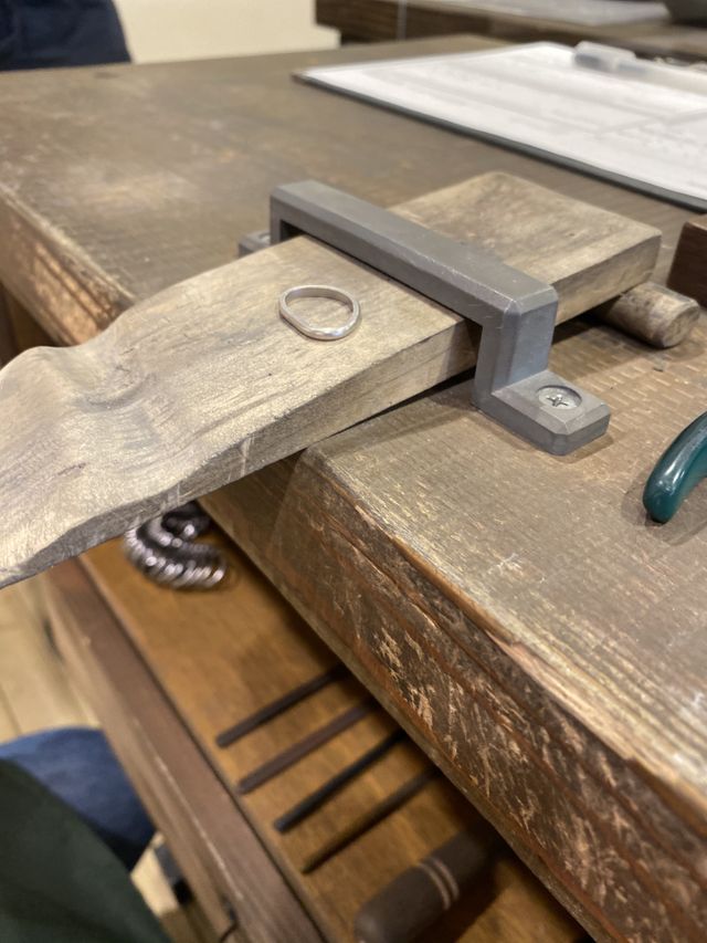 プラチナリングを一本の棒から自分でつくります