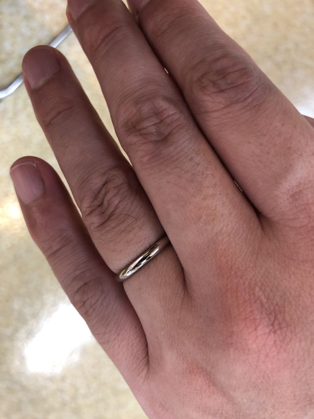 1番シンプルな物を選びました。石も模様もない物を選びました。