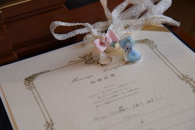 リングドックがつけたリボン付きのリングです