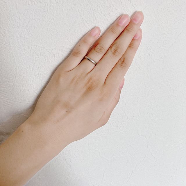 仕事の都合でダイヤなどはいれずシンプルなデザインにしました。