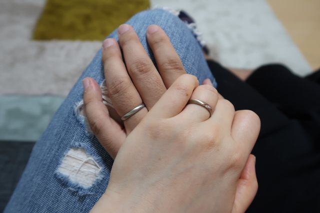 内側には、お互いの誕生石をいれてもらいました。