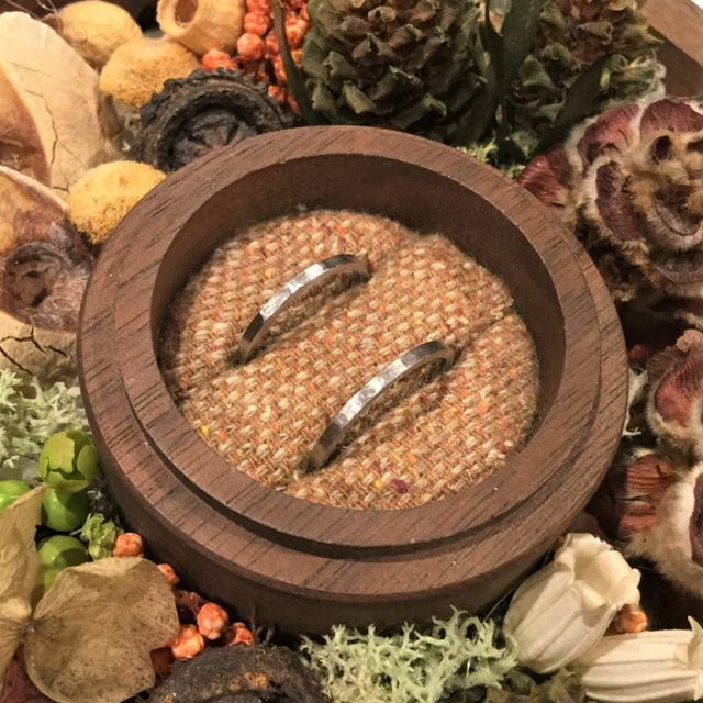 手作りの写真を専用のケースに入れて記念撮影