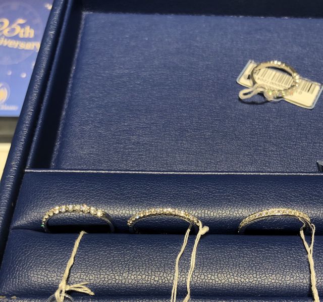 右はダイアモンドが埋め込み式、中央と左はむき出し式です。