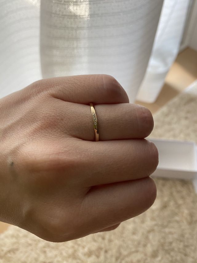 小さいダイヤが３つついてます。