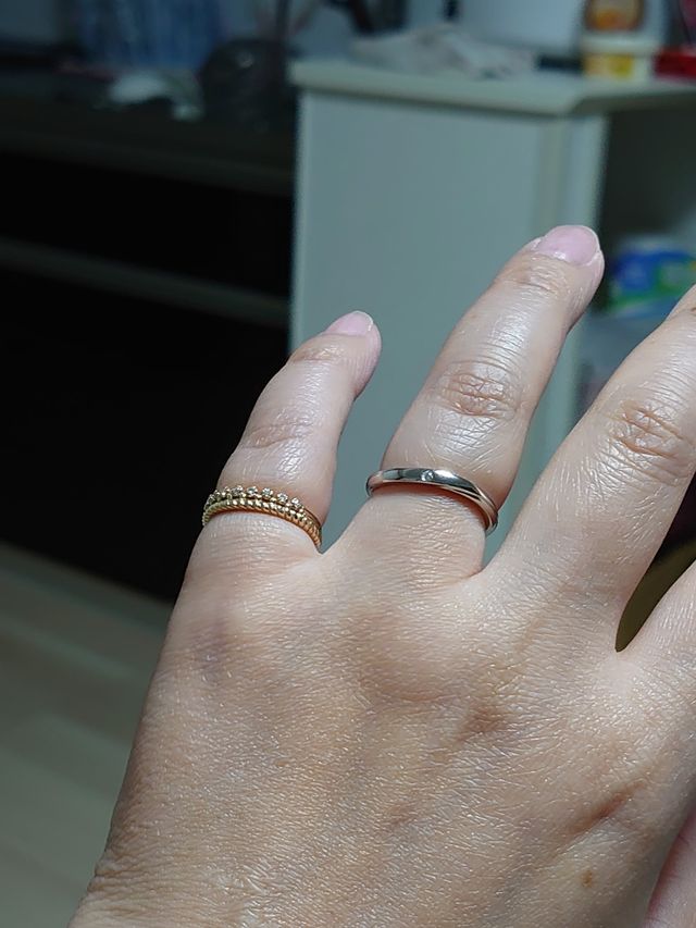 指輪が太くなく指に馴染むデザインになってます。