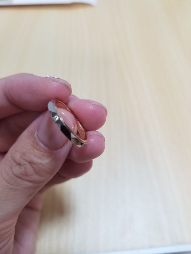 カットが程よく入っており、キラキラ光ります。