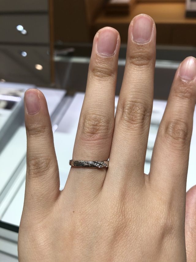 "rainbow"。指輪の下側が少し雲のようにもくもくしてる