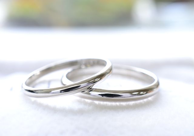 シンプル　甲丸デザイン　プラチナ