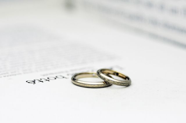 ブラウンゴールドの落ち着きに、伝統技法の槌目で輝きプラス。