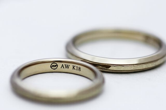 月桂冠にイニシャルと、お互いの誕生石を内側に刻みシンプルに。