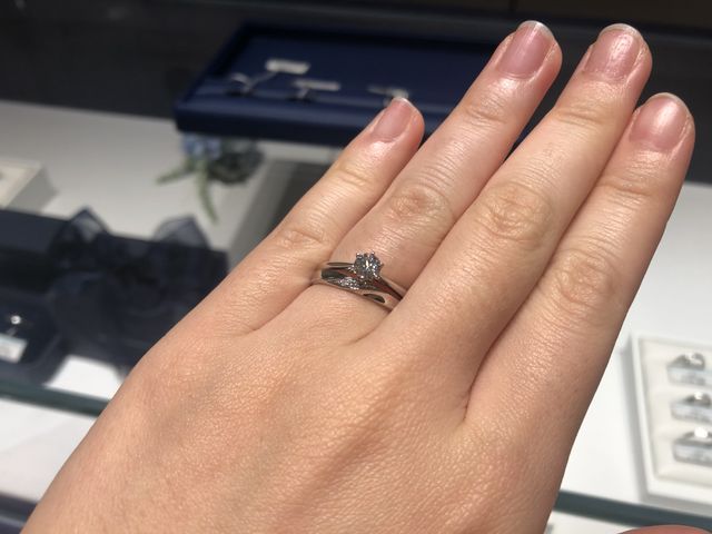 婚約指輪と重ねた場合