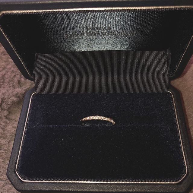 ダイヤが斜めにデザインされていています。