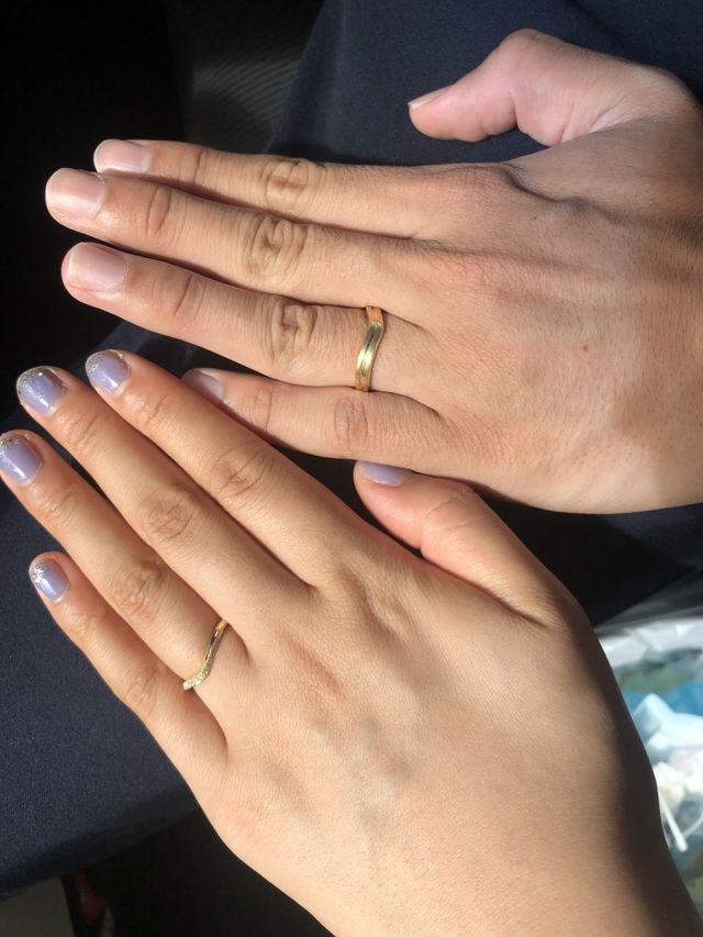 種類は別々のものでイエローゴールドのV字リングで揃えました。