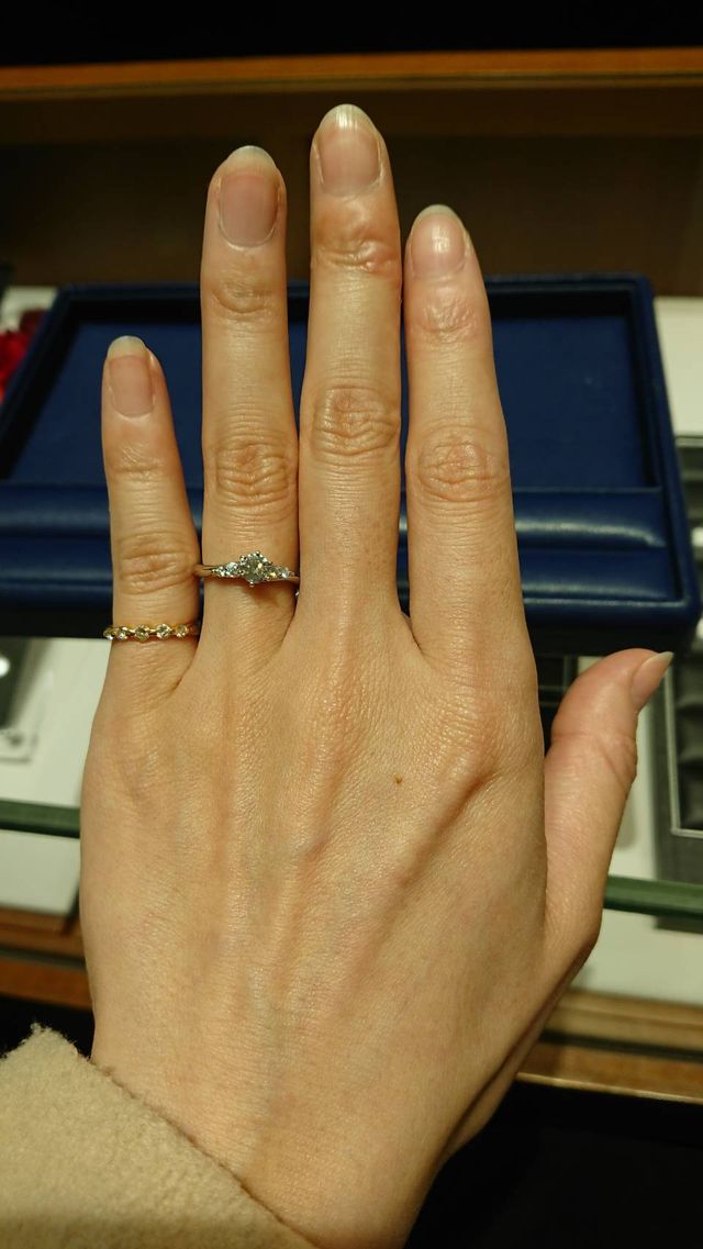 薬指に試着している指輪になります。