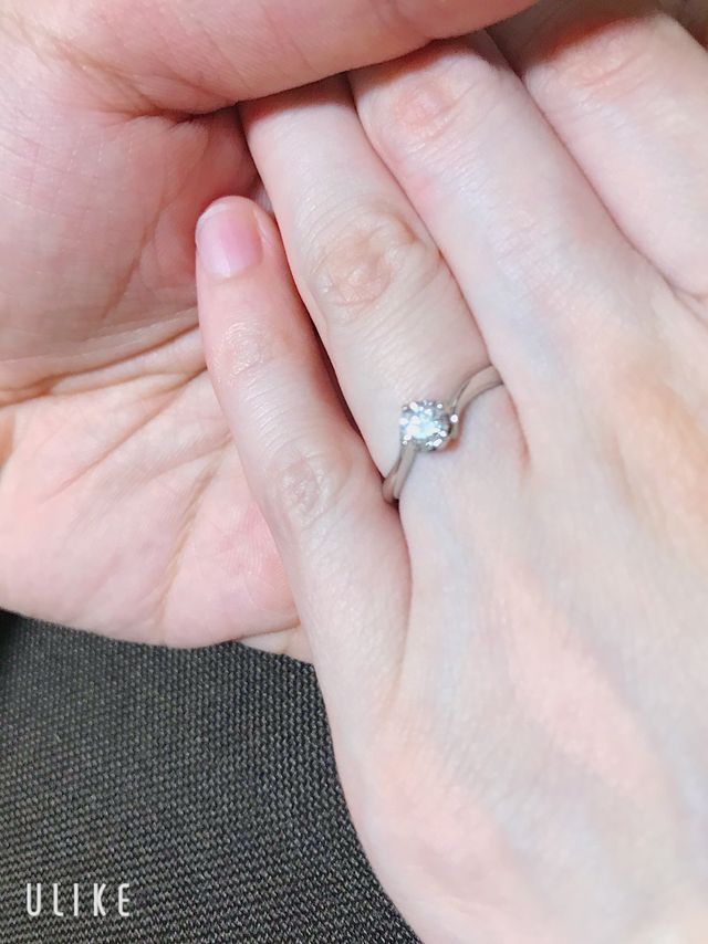 デザインはわかりづらいですがダイヤを抱え込む形になってます。