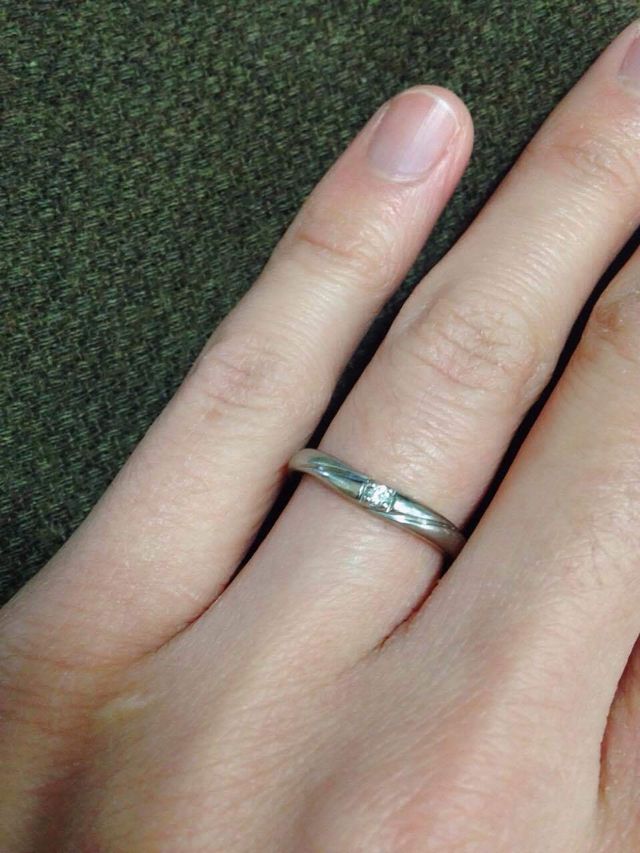 ダイヤ入りですが華やかすぎず、どんな場面でもつけられます