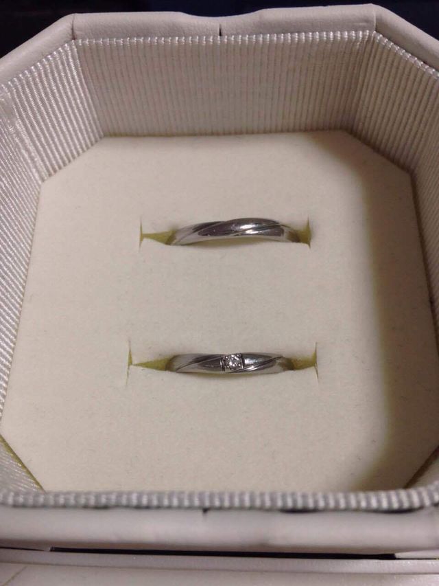下が私の指輪、上が旦那の指輪です（同じ商品のメンズ用）