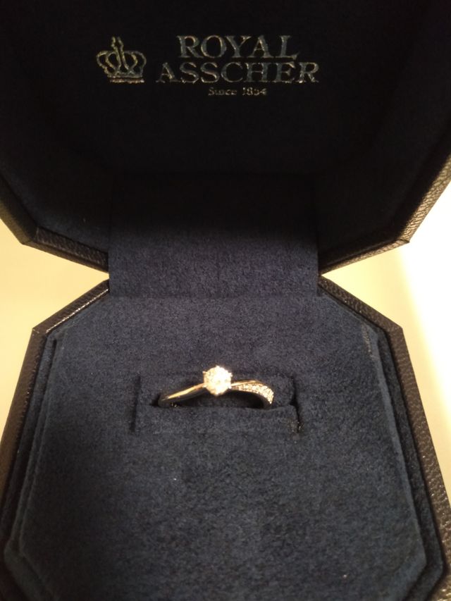 アームの片側に小粒のダイヤモンドが配置されています。