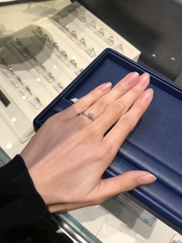 婚約指輪の着用写真です
