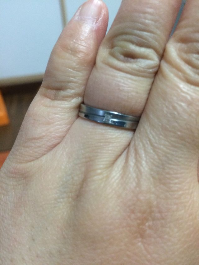 小さなダイヤが入っていて、上部はスモークがかっています。