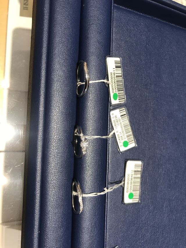 左右の指輪です